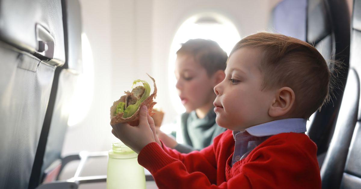 jak zabavit tříleté dítě v letadle (3)